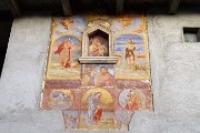 92 Affresco di A. Sibella con edicola della Madonna col Bambino 